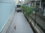 防草シート施工中